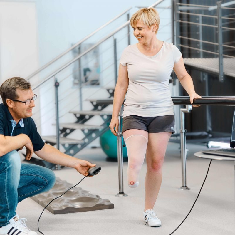 mann-prueft-beinprothese-ottobock-16-9-scaled.jpg